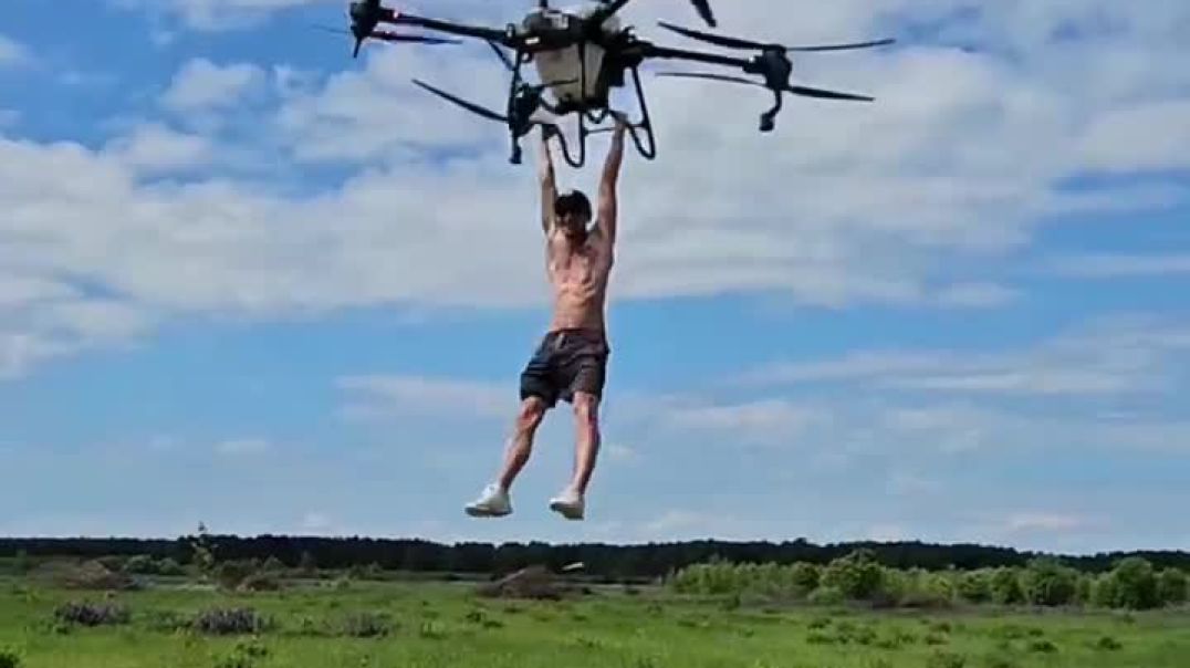 ⁣🚁 Полет На Высоте: Поднятие Человека с Помощью Сельскохозяйственного Дронa! 👨🚀✨ #Дроны #бпла #fpv